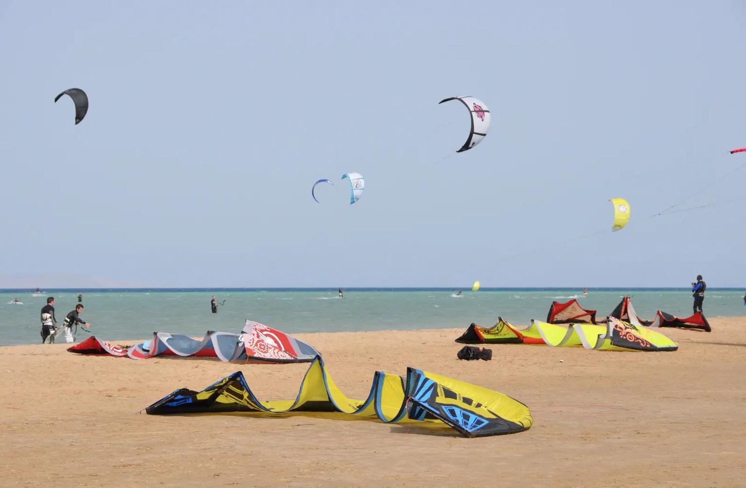 Kitesurfers on the sand at El Gouna